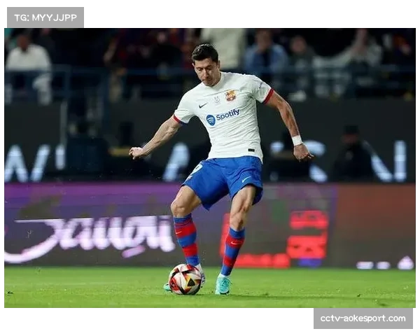 巴萨2-2绝平皇马，莱万补时点射救主，双方分差维持4分